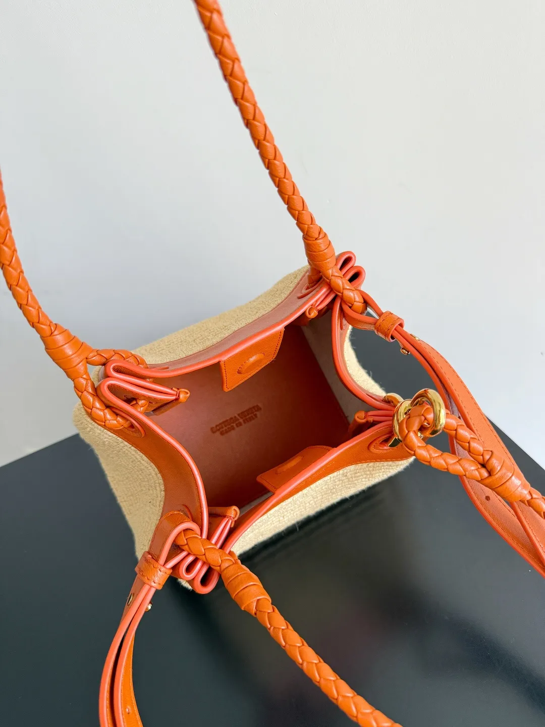 Batch 1960 Encounter BV Summer Romance - New Raffia Bag BV (Bottega Veneta) has always been known for its low-key luxury and exquisite craftsmanship, and this raffia bag fully demonstrates the soul of the brand. The appearance is like a work of art, and the natural raffia woven bag body blends into the gentleness of the summer beach. The iconic fine leather handle contrasts with the raffia, and the details are ingenious ~ giving it a high-end feel! In terms of design, the bag has an elegant shape and is suitable for hand-carrying and cross-body wear. The top leather seal ensures safety and highlights the pursuit of quality. The functions are also very good, the internal space is reasonable, and daily items such as mobile phones and wallets can be easily accommodated. This summer, let BV’s new raffia bag accompany you to interpret your unique taste, let low-key luxury accompany you, and start your exquisite summer travel ~ Style number: 827475 (796569) Size: 20*17*16.5cm